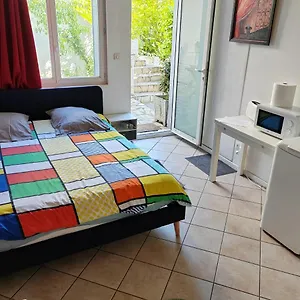  Appartement Meublée Indépendante, Avec Piscine, Pour 2 Personnes France